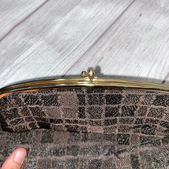 Vintage fold over clutch w/metal clasp closure & satin lining - Picture 2 of 8